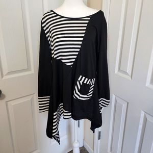 Black/white asymmetrical hemmed blouse, size 2X